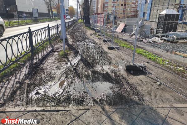 Жители ВИЗа пожаловались, что они вынуждены ходить по грязи в районе строящегося ДЦ на Мельникова - Фото 2