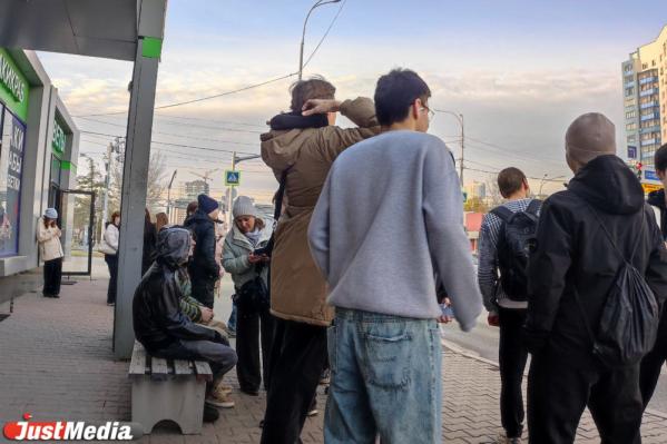 «Сесть почти невозможно». Жители ВИЗа пожаловались на переполненные автобусы маршрута №83 - Фото 2