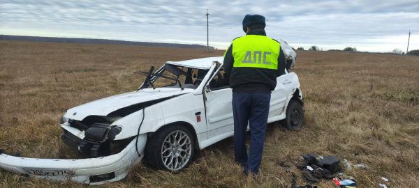 В Свердловской области пьяный водитель ВАЗа устроил ДТП, где пострадали две девушки, и сбежал - Фото 2