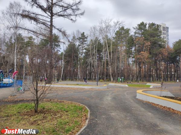 В летнем парке «Уралмаш» упал забор, закрывавший вход со стороны Машиностроителей-Кировоградская - Фото 3