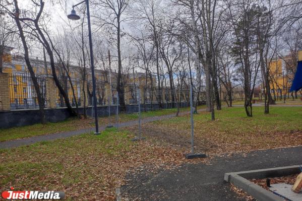В летнем парке «Уралмаш» упал забор, закрывавший вход со стороны Машиностроителей-Кировоградская - Фото 4