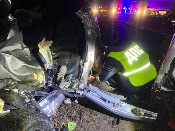 В Свердловской области в лобовом столкновении с фурой погибла семья с пятилетним ребенком из кроссовера - Фото 2