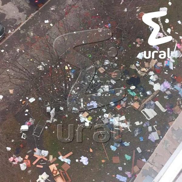 В Екатеринбурге мужчина разбил окно и стал выбрасывать из него мебель - Фото 2