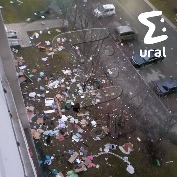 В Екатеринбурге мужчина разбил окно и стал выбрасывать из него мебель - Фото 3