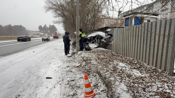 На Екатеринбурге погиб водитель ВАЗа, который снес забор и опору освещения на Объездной - Фото 2