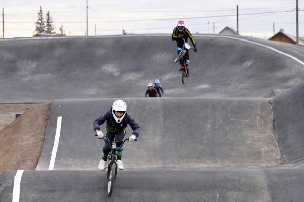 Денис Паслер проверил ход строительства самой большой в регионе трасса для занятий на BMX-велосипедах - Фото 2