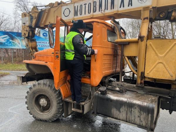 В Каменске-Уральском водитель автокрана сбил на «зебре» женщину-пешехода - Фото 2