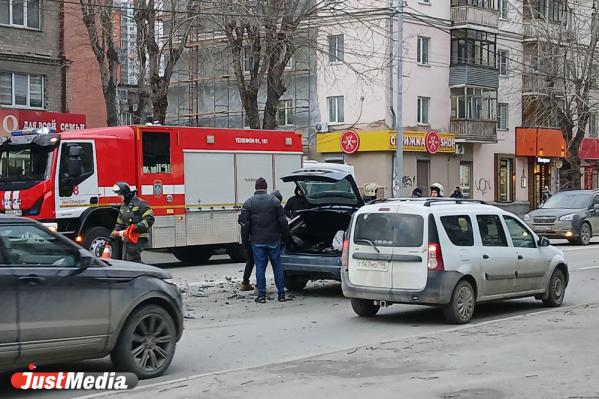 Пять авто столкнулись, одно — в хлам. В Екатеринбурге произошло массовое ДТП - Фото 2