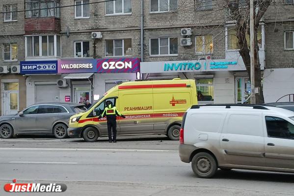 Пять авто столкнулись, одно — в хлам. В Екатеринбурге произошло массовое ДТП - Фото 3