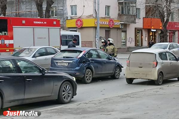 Пять авто столкнулись, одно — в хлам. В Екатеринбурге произошло массовое ДТП - Фото 4