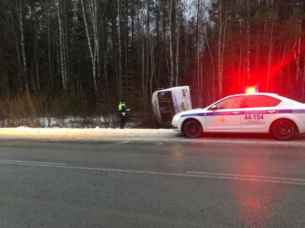 Под Первоуральском перевернулся и улетел в кювет пассажирский автобус - Фото 2