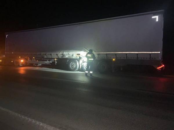 На Тюменском тракте водитель Lada влетел в погрузчик, а затем его отбросило на тягач - Фото 2