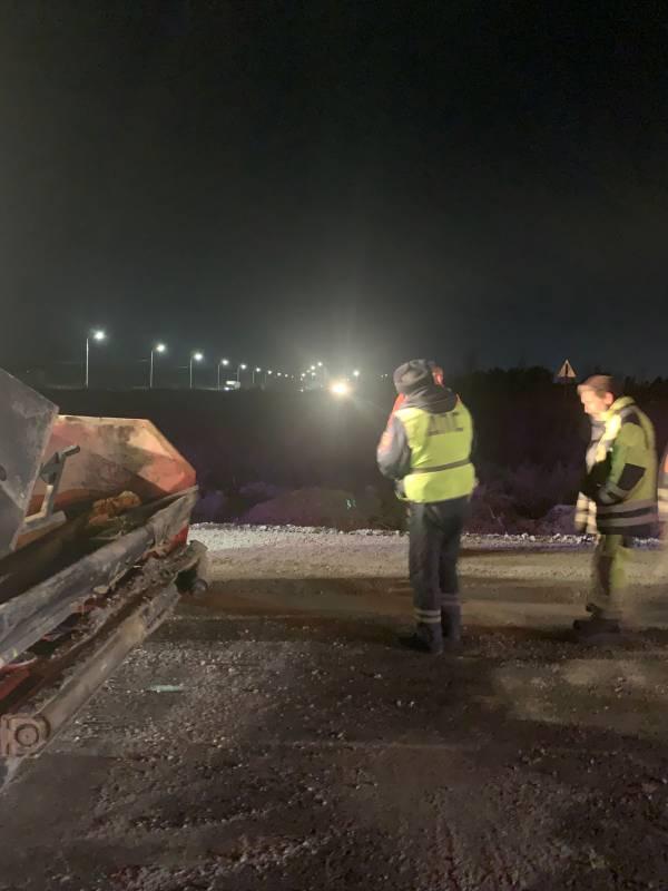 На Тюменском тракте водитель Lada влетел в погрузчик, а затем его отбросило на тягач - Фото 3