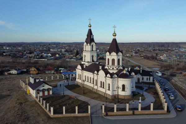В восстановленном храме в селе Новоипатово встретили день Архистратига Михаила - Фото 2