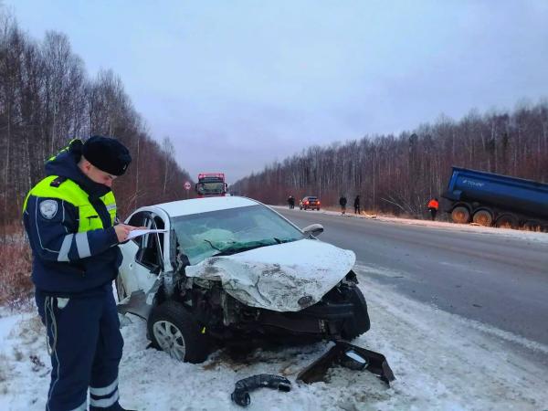 В Свердловской области грузовик расхлестался с двумя машинами и улетел в кювет - Фото 2