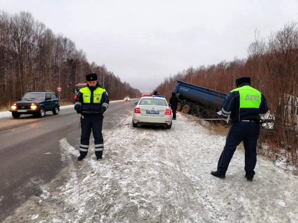 В Свердловской области грузовик расхлестался с двумя машинами и улетел в кювет - Фото 3