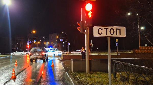 В Новоуральске водитель иномарки сбил девочку, которая, пытаясь успеть на автобус, бежала на красный - Фото 2