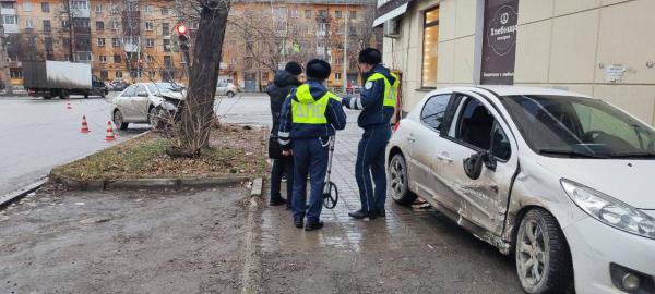 В Екатеринбурге водитель «Peugeot 207» столкнулся с иномаркой и сбил пешехода на тротуаре - Фото 2