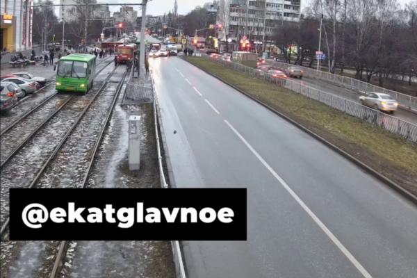 В Екатеринбурге водитель иномарки сбил подростка, который бежал на красный - Фото 2