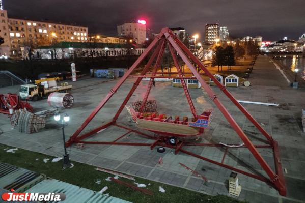 В Екатеринбурге в Историческом сквере начали собирать елку - Фото 2