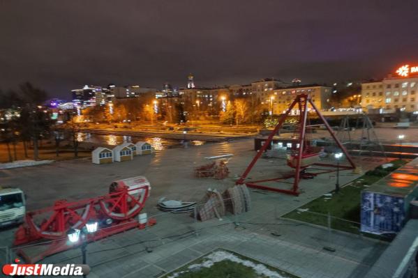 В Екатеринбурге в Историческом сквере начали собирать елку - Фото 3