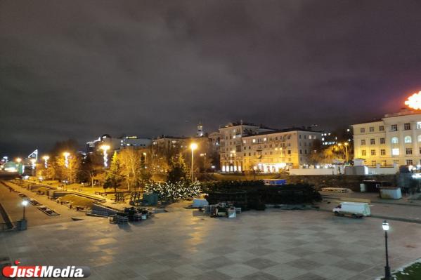 В Екатеринбурге в Историческом сквере начали собирать елку - Фото 4