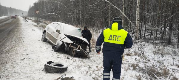 На Тюменском тракте водитель Kia Rio отвлекся и вылетел на встречку, где устроил смертельное ДТП - Фото 4