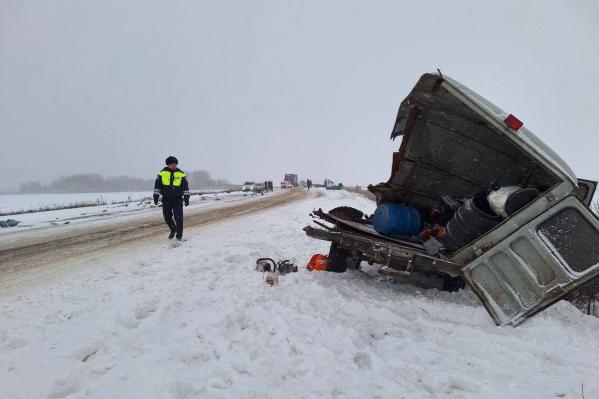 Один погиб и пятеро пострадали в столкновении «буханки» и ГАЗели на заснеженной трассе под Алапаевском - Фото 2