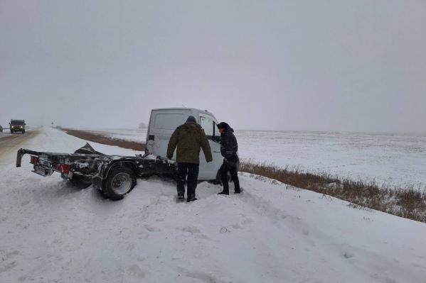 Один погиб и пятеро пострадали в столкновении «буханки» и ГАЗели на заснеженной трассе под Алапаевском - Фото 3