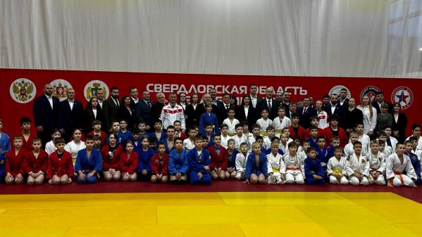 Свердловская область — одна из лидеров мирового самбо: губернатор наградил чемпионов 2025 года - Фото 2