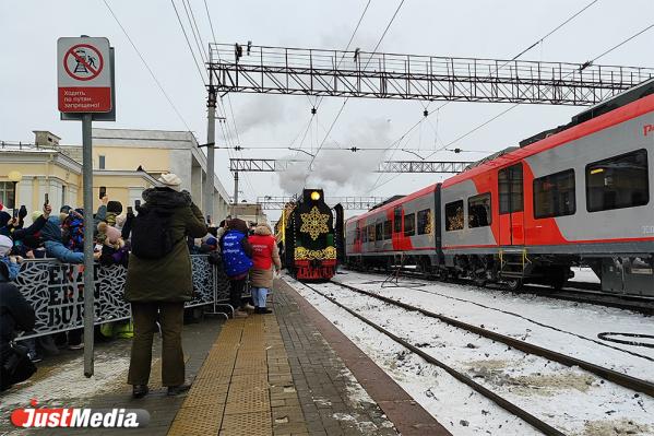 Дед Мороз, спускающийся с трапа, и VIP-вагон Снежной Королевы. Чем еще запомнится Поезд Деда Мороза в Екатеринбурге - Фото 2