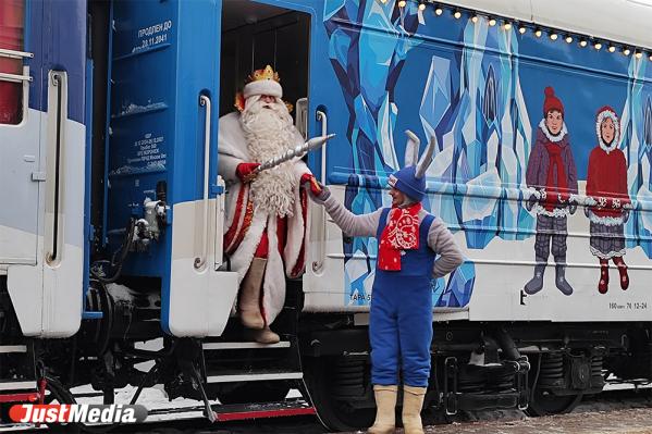 Дед Мороз, спускающийся с трапа, и VIP-вагон Снежной Королевы. Чем еще запомнится Поезд Деда Мороза в Екатеринбурге - Фото 4