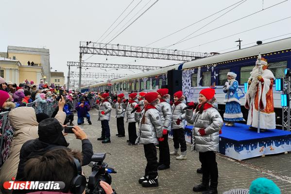 Дед Мороз, спускающийся с трапа, и VIP-вагон Снежной Королевы. Чем еще запомнится Поезд Деда Мороза в Екатеринбурге - Фото 5