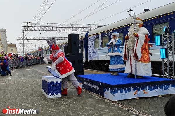 Дед Мороз, спускающийся с трапа, и VIP-вагон Снежной Королевы. Чем еще запомнится Поезд Деда Мороза в Екатеринбурге - Фото 6