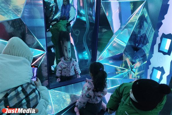 Дед Мороз, спускающийся с трапа, и VIP-вагон Снежной Королевы. Чем еще запомнится Поезд Деда Мороза в Екатеринбурге - Фото 8