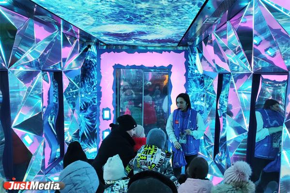 Дед Мороз, спускающийся с трапа, и VIP-вагон Снежной Королевы. Чем еще запомнится Поезд Деда Мороза в Екатеринбурге - Фото 9