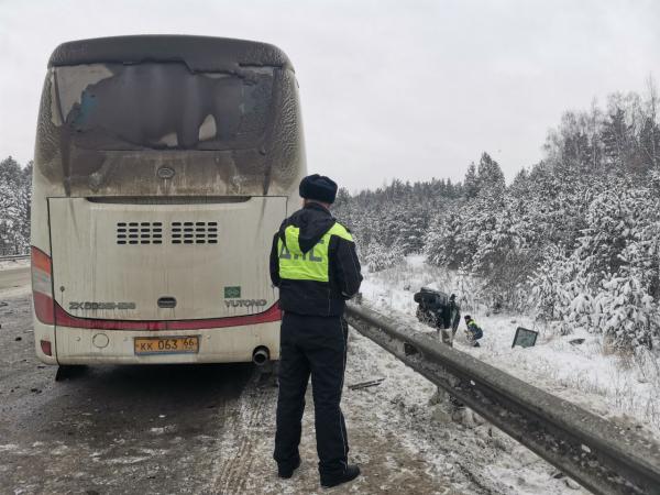 Под Березовским в страшном ДТП с рейсовым автобусом погибли два человека - Фото 2