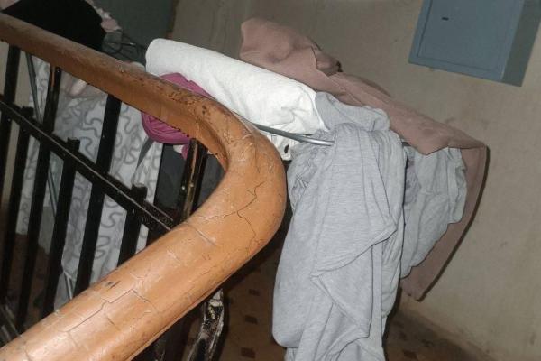 Жительница Екатеринбурга захламила подъезд личными вещами - Фото 2