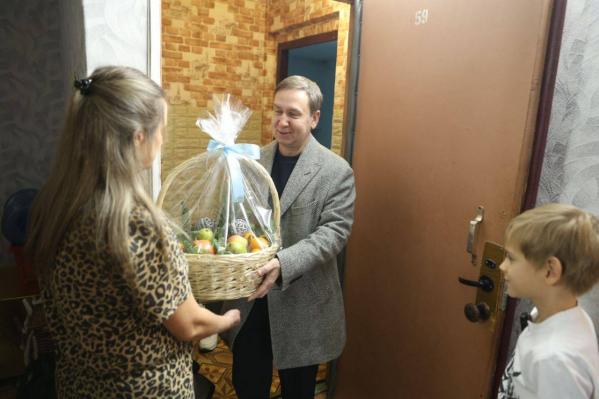 Директор Фонда святой Екатерины исполнил мечту маленького екатеринбуржца, загаданную на «Елке желаний» - Фото 2