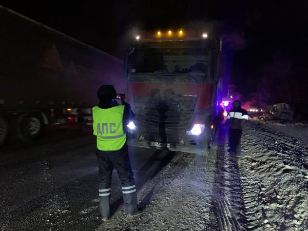 На Тюменском тракте произошло массовое ДТП с тремя грузовиками и автобусом. Пострадали два человека - Фото 2