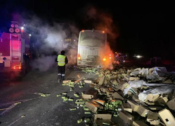 На Тюменском тракте произошло массовое ДТП с тремя грузовиками и автобусом. Пострадали два человека - Фото 3