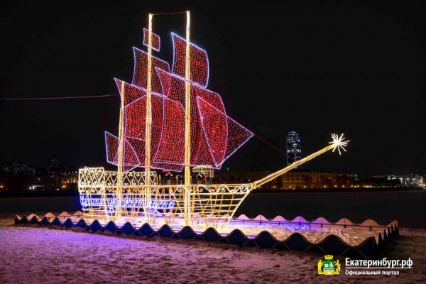 Екатеринбург украсили к Новому году световыми инсталляциями и иллюминацией - Фото 3
