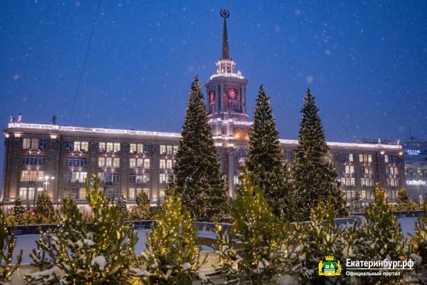 Екатеринбург украсили к Новому году световыми инсталляциями и иллюминацией - Фото 7