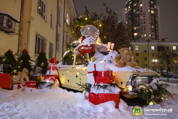 Екатеринбург украсили к Новому году световыми инсталляциями и иллюминацией - Фото 8