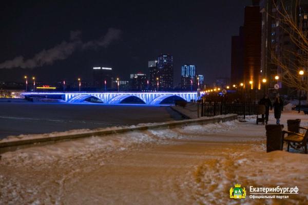 Екатеринбург украсили к Новому году световыми инсталляциями и иллюминацией - Фото 10