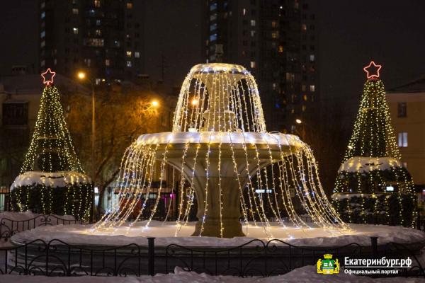 Екатеринбург украсили к Новому году световыми инсталляциями и иллюминацией - Фото 14