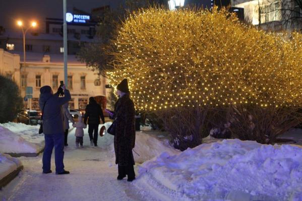 В центре появился многометровый мультимедийный новогодний шар - Фото 2