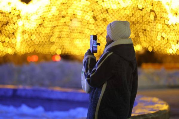 В центре появился многометровый мультимедийный новогодний шар - Фото 3