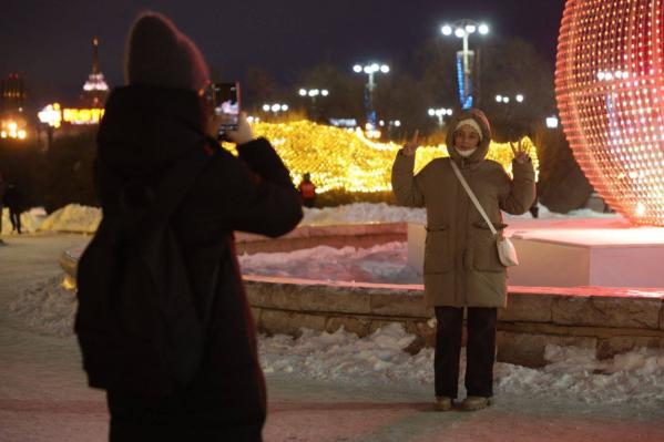 В центре появился многометровый мультимедийный новогодний шар - Фото 4
