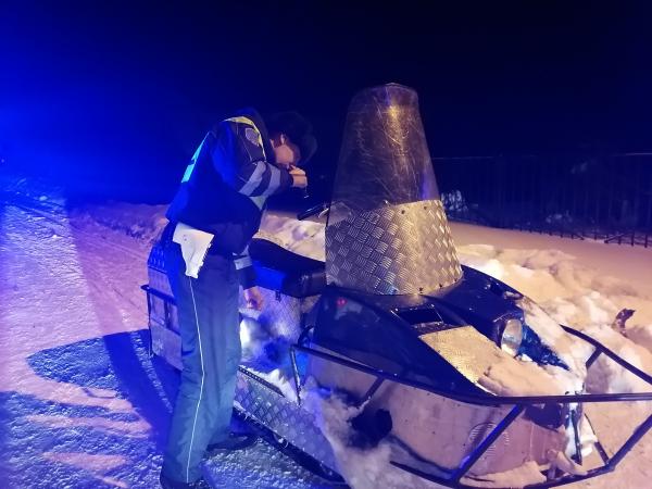 В Свердловской области водитель одного снегохода переехал пешехода, второго — влетел в грузовик и погиб - Фото 2